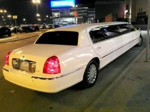 2 limuzyny001 lincoln town car white pearl 120