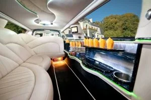 3 limuzyny001 lincoln town car white pearl 120