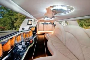 4 limuzyny001 lincoln town car white pearl 120