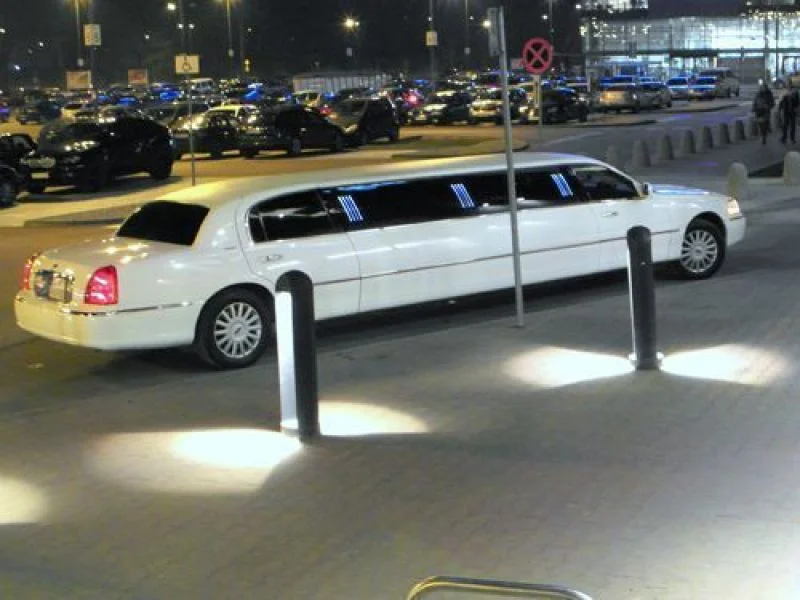 1 limuzyny001 lincoln town car white pearl 120.