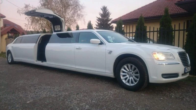 5 limuzyny003 chrysler 300 las vegas edition.